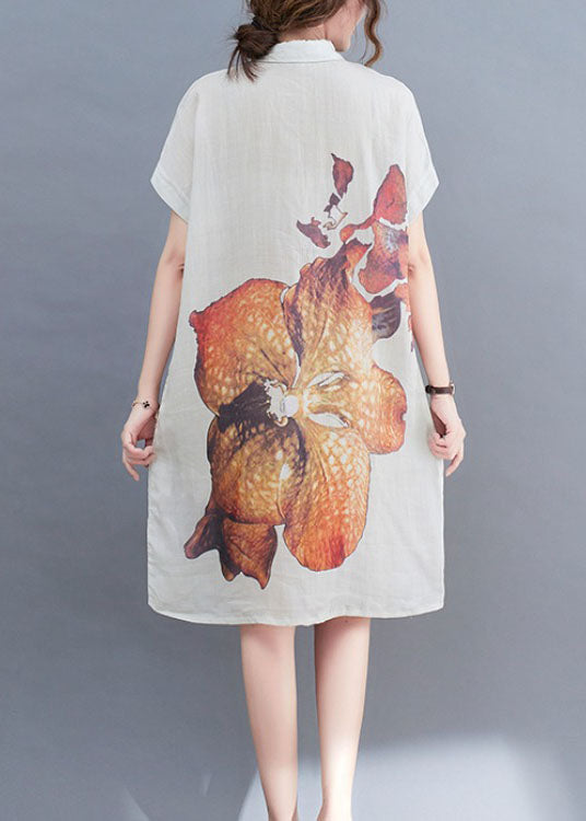 Naturweißes Sommerkleid mit PeterPan-Kragen und Knopfdruck