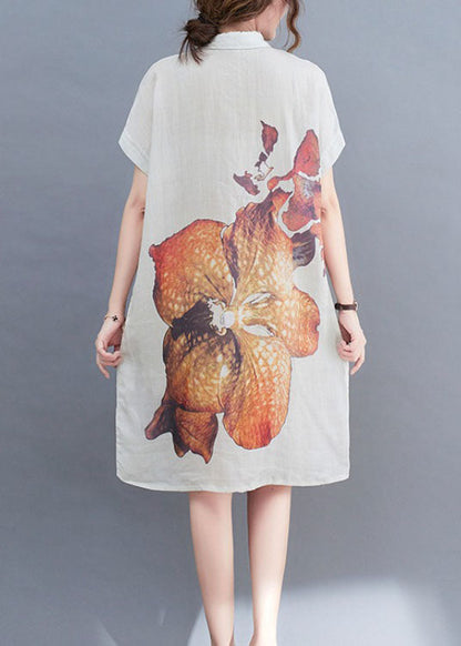 Naturweißes Sommerkleid mit PeterPan-Kragen und Knopfdruck