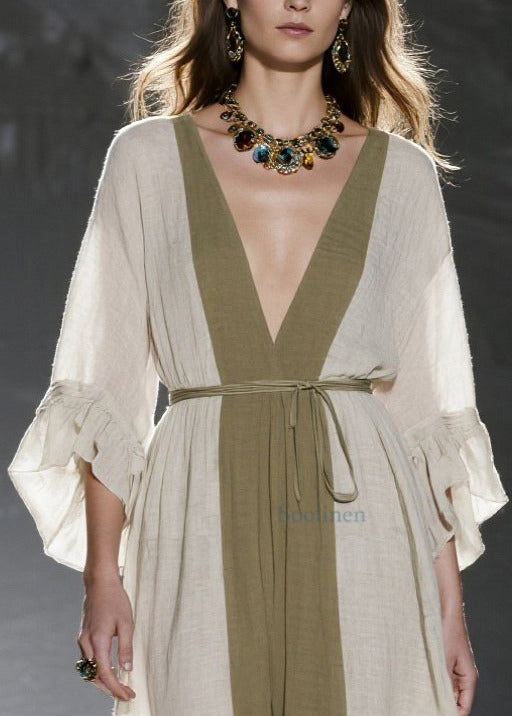 Sommerkleid aus naturweißer Baumwolle mit V-Ausschnitt und Patchwork-Design