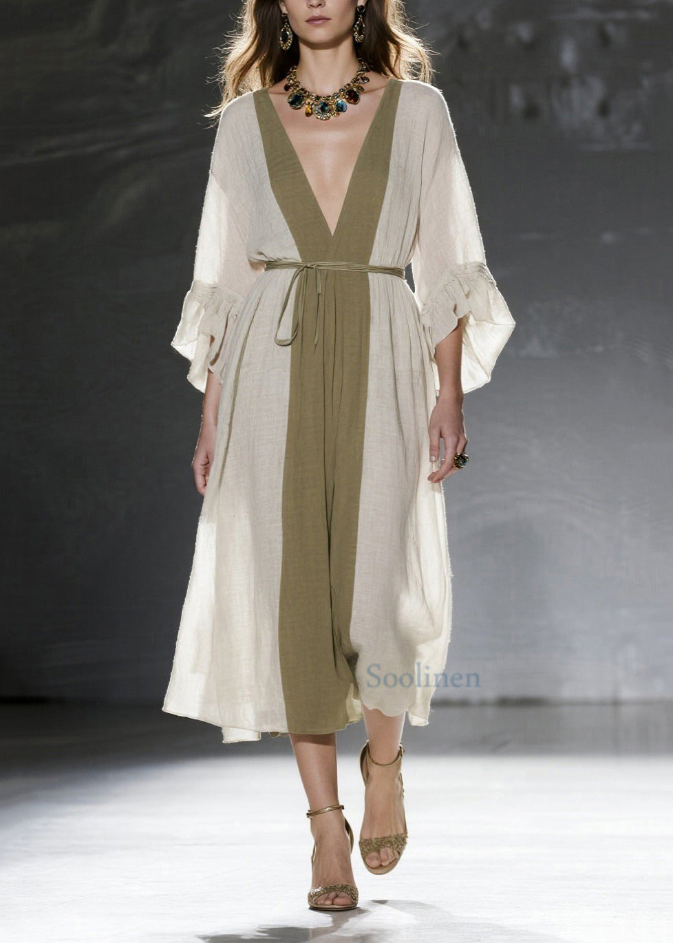 Sommerkleid aus naturweißer Baumwolle mit V-Ausschnitt und Patchwork-Design