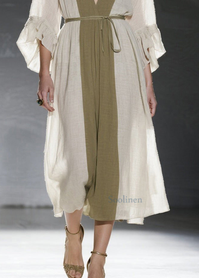 Sommerkleid aus naturweißer Baumwolle mit V-Ausschnitt und Patchwork-Design