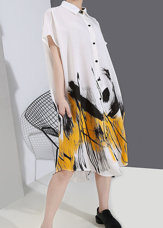 Natürliches weißes Hemdkleid mit niedrigem und hohem Design und Peter-Pan-Kragen