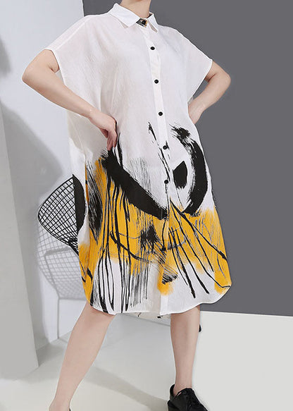 Natürliches weißes Hemdkleid mit niedrigem und hohem Design und Peter-Pan-Kragen