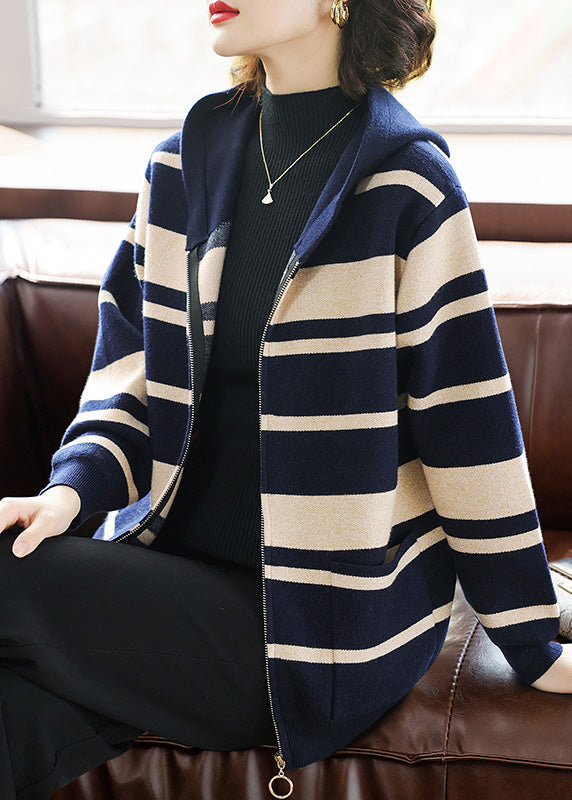 Marineblauer Kapuzenmantel aus Baumwollstrick mit Reißverschlusstaschen und Laternenärmeln