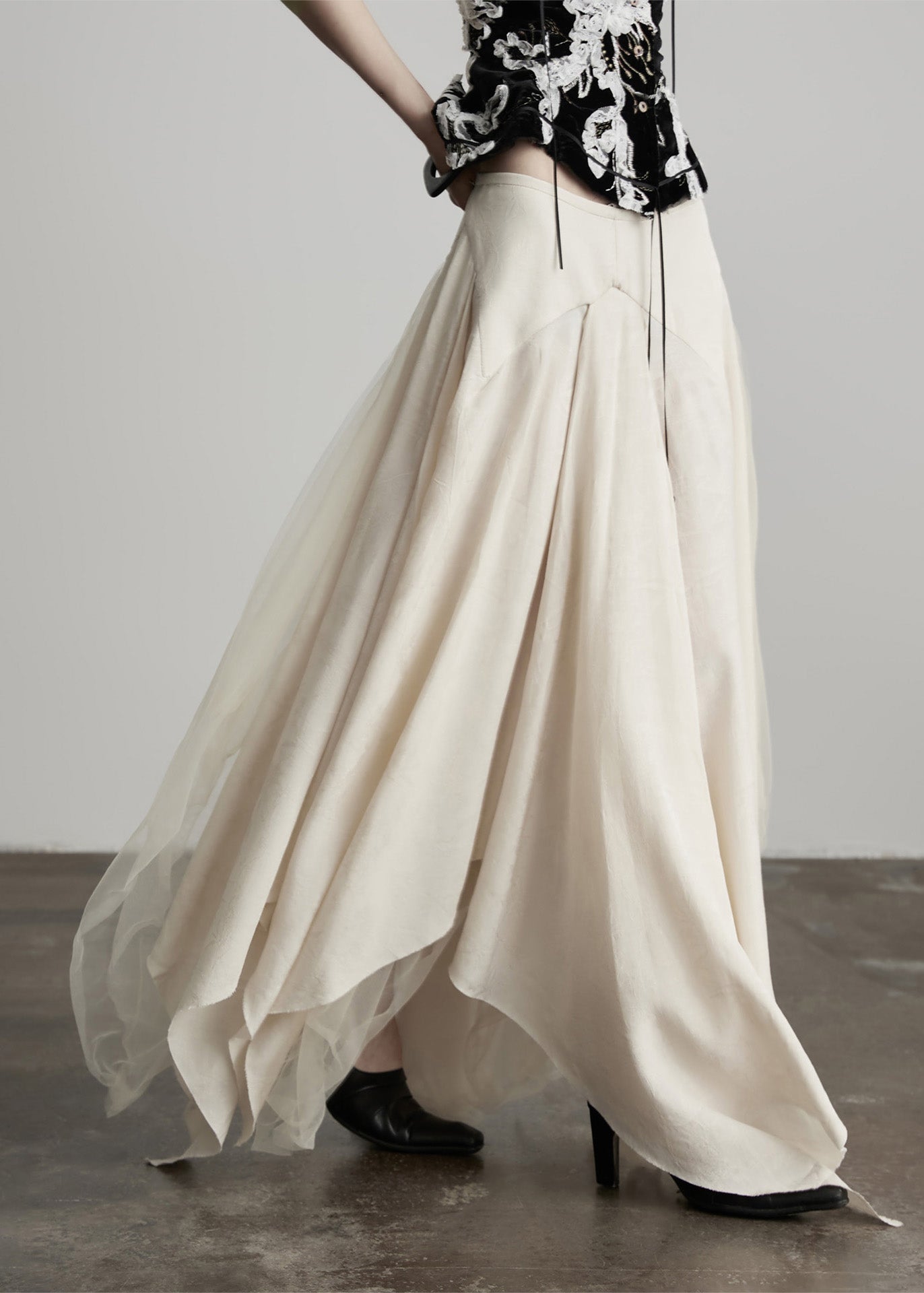 Neuer beigefarbener asymmetrischer Tüll-Patchwork-Leinen-Seidenrock für den Frühling