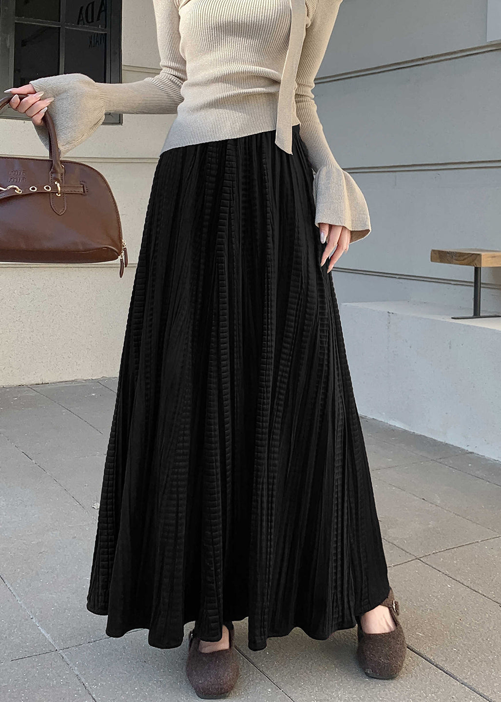 Neuer schwarzer, origineller Design-Höhenbund-Faltenrock aus Seidensamt, gefertigt aus hochwertigem Seidensamt