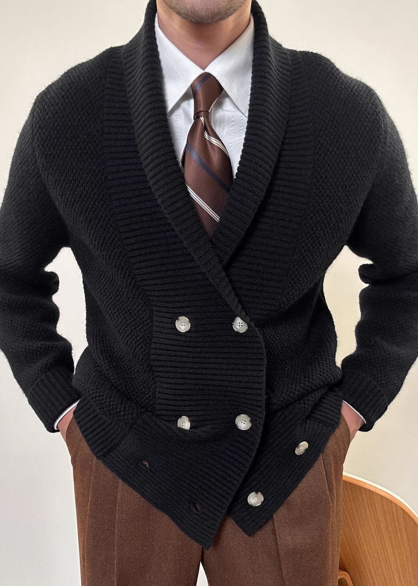 Neuer schwarzer Herrenmantel mit Peter-Pan-Kragen, zweireihig geknöpft, aus Baumwollstrick, Frühling