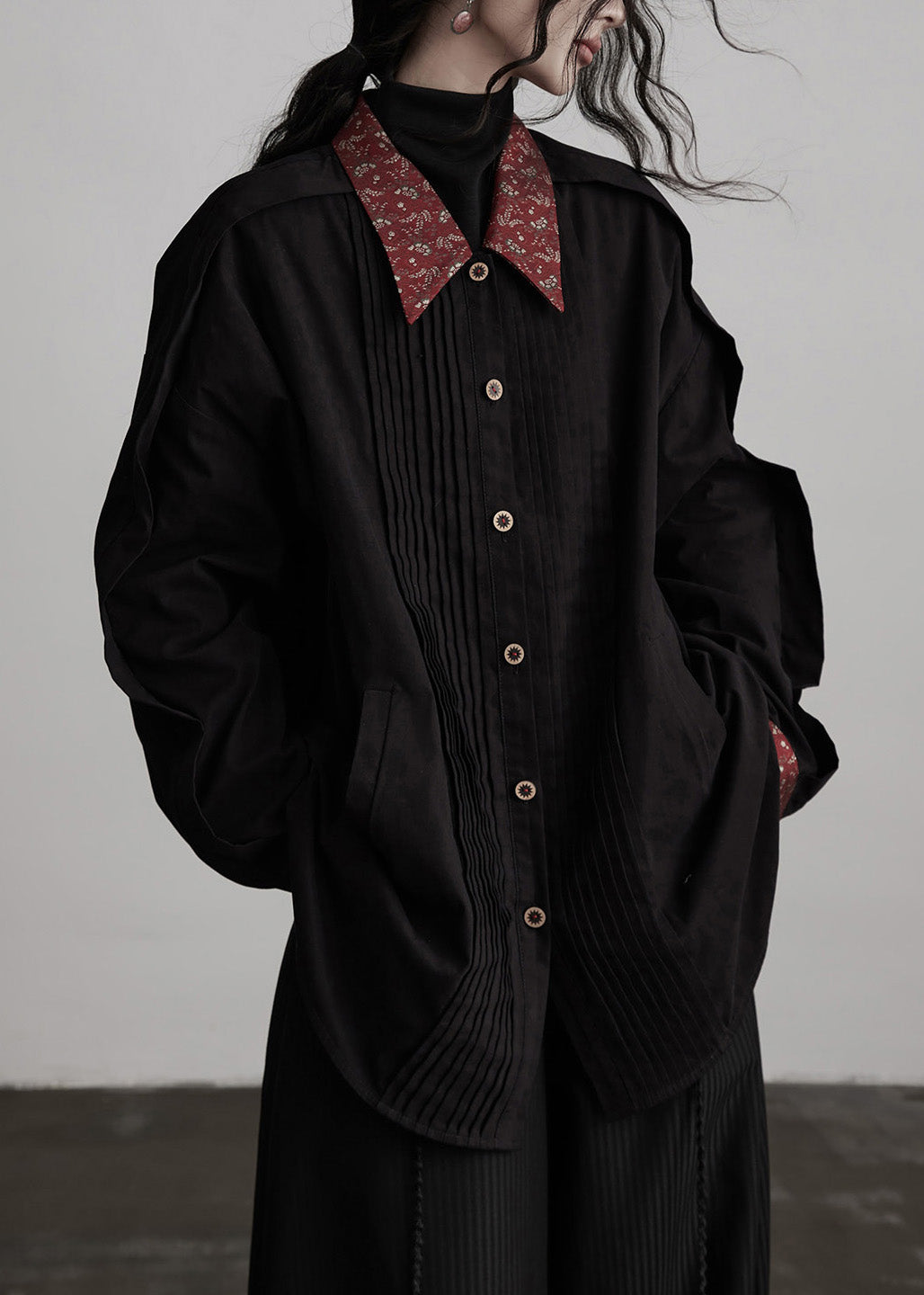 Nuevas camisas de algodón con cuello Peter Pan negro y parches arrugados para primavera