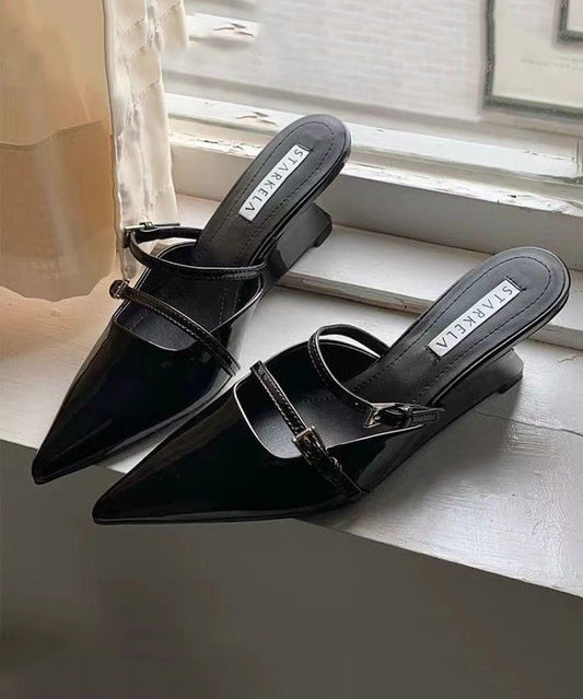 Neue schwarze Sandalen mit Keilabsatz und spitzer Zehenpartie