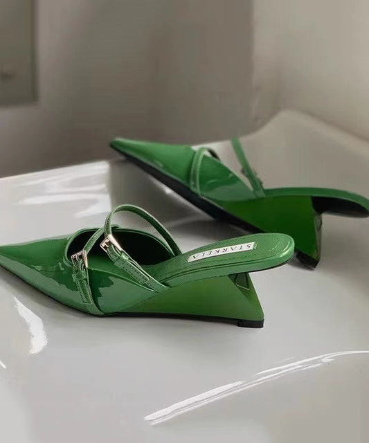 Neue schwarze Sandalen mit Keilabsatz und spitzer Zehenpartie