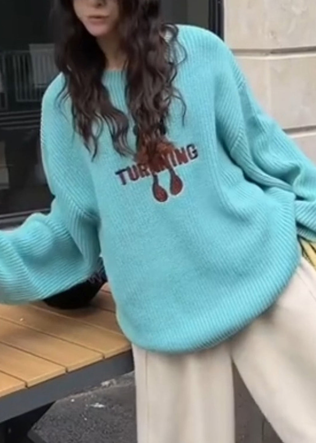 Neuer blauer Strickpullover mit Rundhalsausschnitt und Stickerei – Winteroberteil