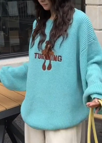 Neuer blauer Strickpullover mit Rundhalsausschnitt und Stickerei – Winteroberteil