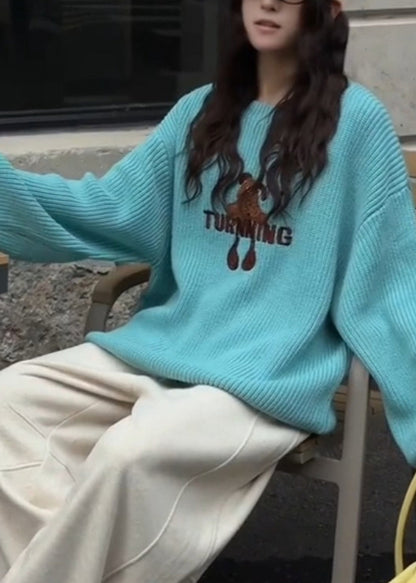 Neuer blauer Strickpullover mit Rundhalsausschnitt und Stickerei – Winteroberteil