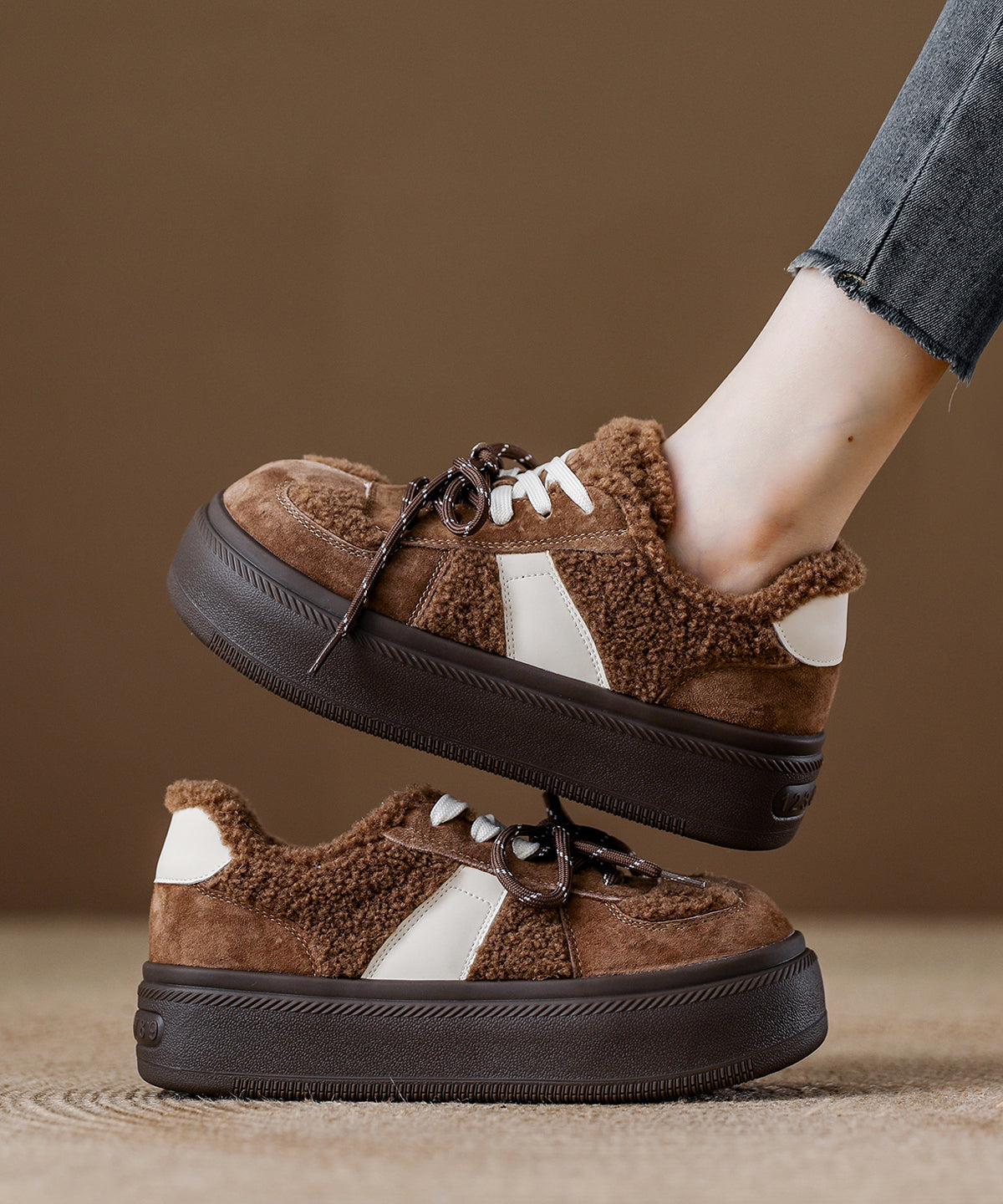 Zapatos planos de ante marrón con cordones y forro de lana afelpada