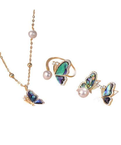 Conjunto de tres piezas de collar, anillos y pendientes colgantes con colgante de mariposa, perla y circonita dorada y cobre dorado.