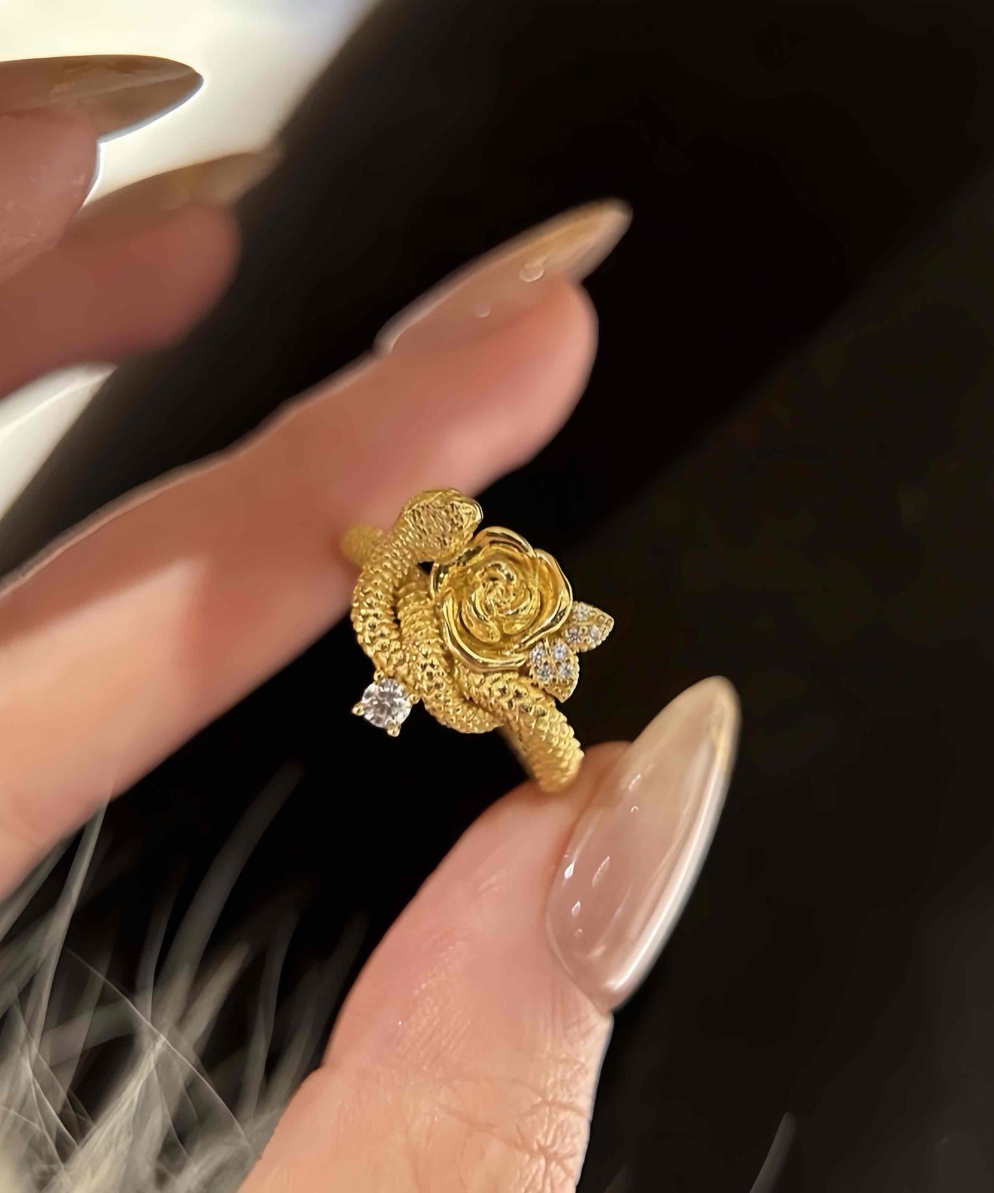 Neue Ringe aus vergoldetem Sterlingsilber mit Zirkonia und Schlangen- und Rosenmotiv