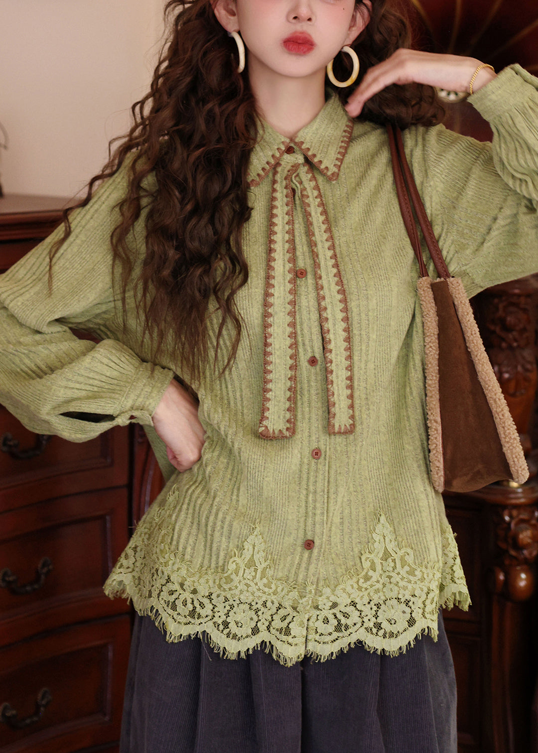 Neue grasgrüne Peter-Pan-Kragen-Knopf-Spitzen-Patchwork-Strickhemden, Pullover für den Frühling