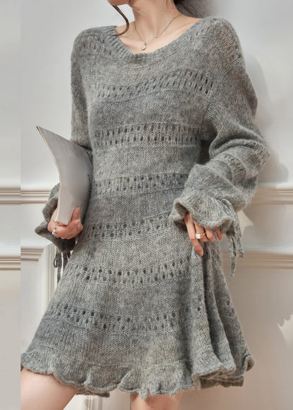 Neues graues Rüschen-Strickkleid mit Schnürung und Lochmuster für den Herbst