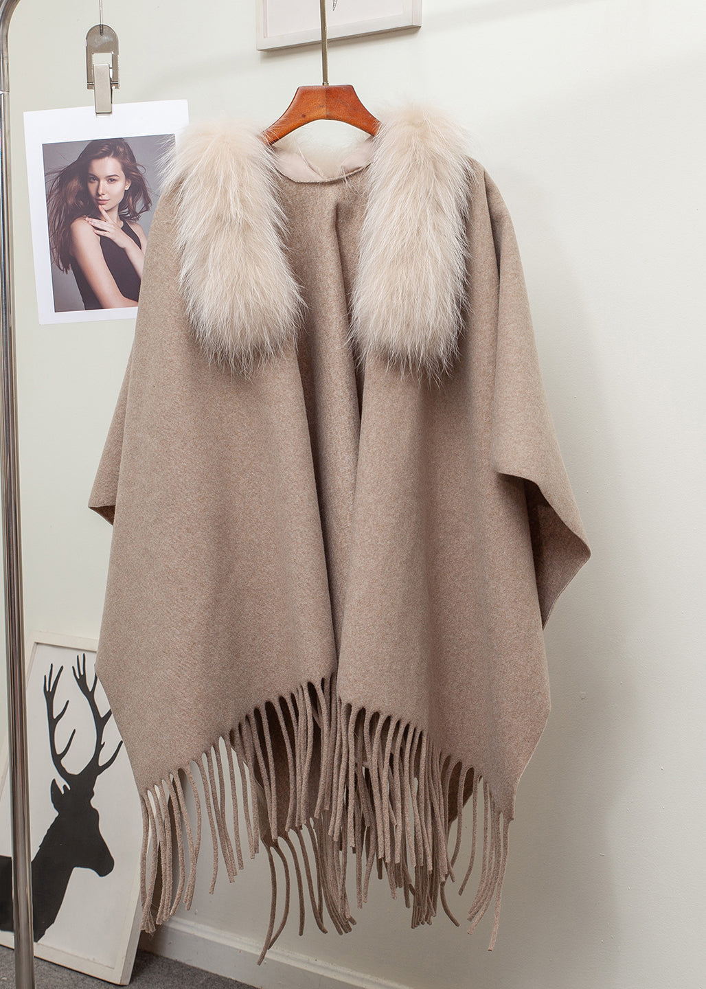 Neuer khakifarbener Strickcape-Cardigan mit Pelzkragen, Quasten und Patchwork-Design für den Winter