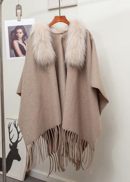 Neuer khakifarbener Strickcape-Cardigan mit Pelzkragen, Quasten und Patchwork-Design für den Winter