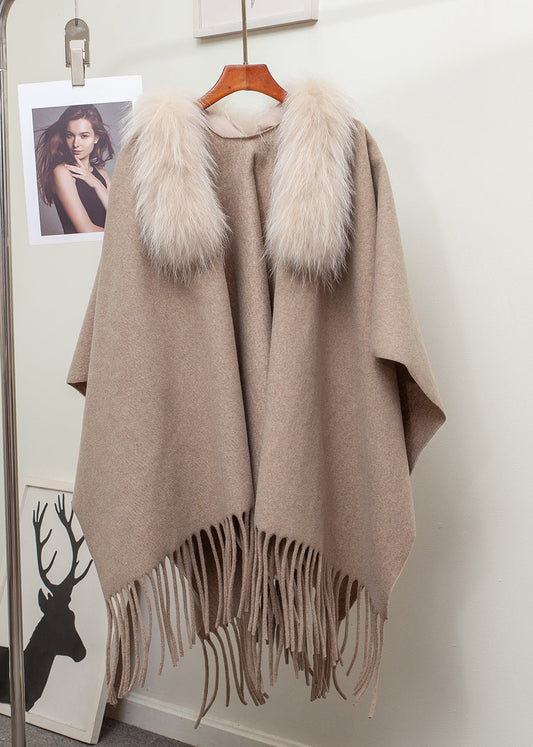 Neuer khakifarbener Strickcape-Cardigan mit Pelzkragen, Quasten und Patchwork-Design für den Winter