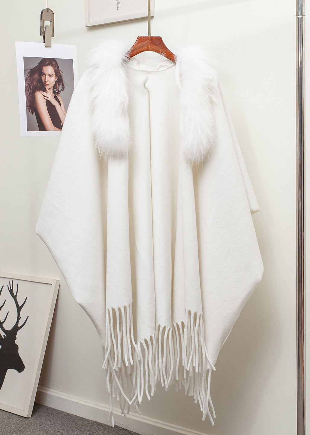 Neuer khakifarbener Strickcape-Cardigan mit Pelzkragen, Quasten und Patchwork-Design für den Winter