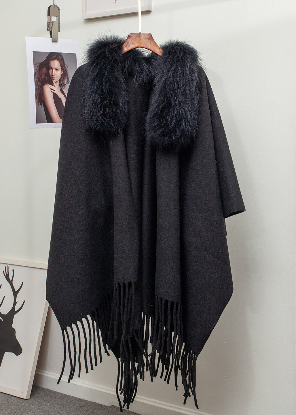 Neuer khakifarbener Strickcape-Cardigan mit Pelzkragen, Quasten und Patchwork-Design für den Winter