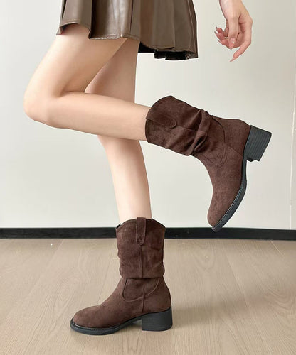 Neue khakifarbene Wildlederstiefel mit Faltenwurf