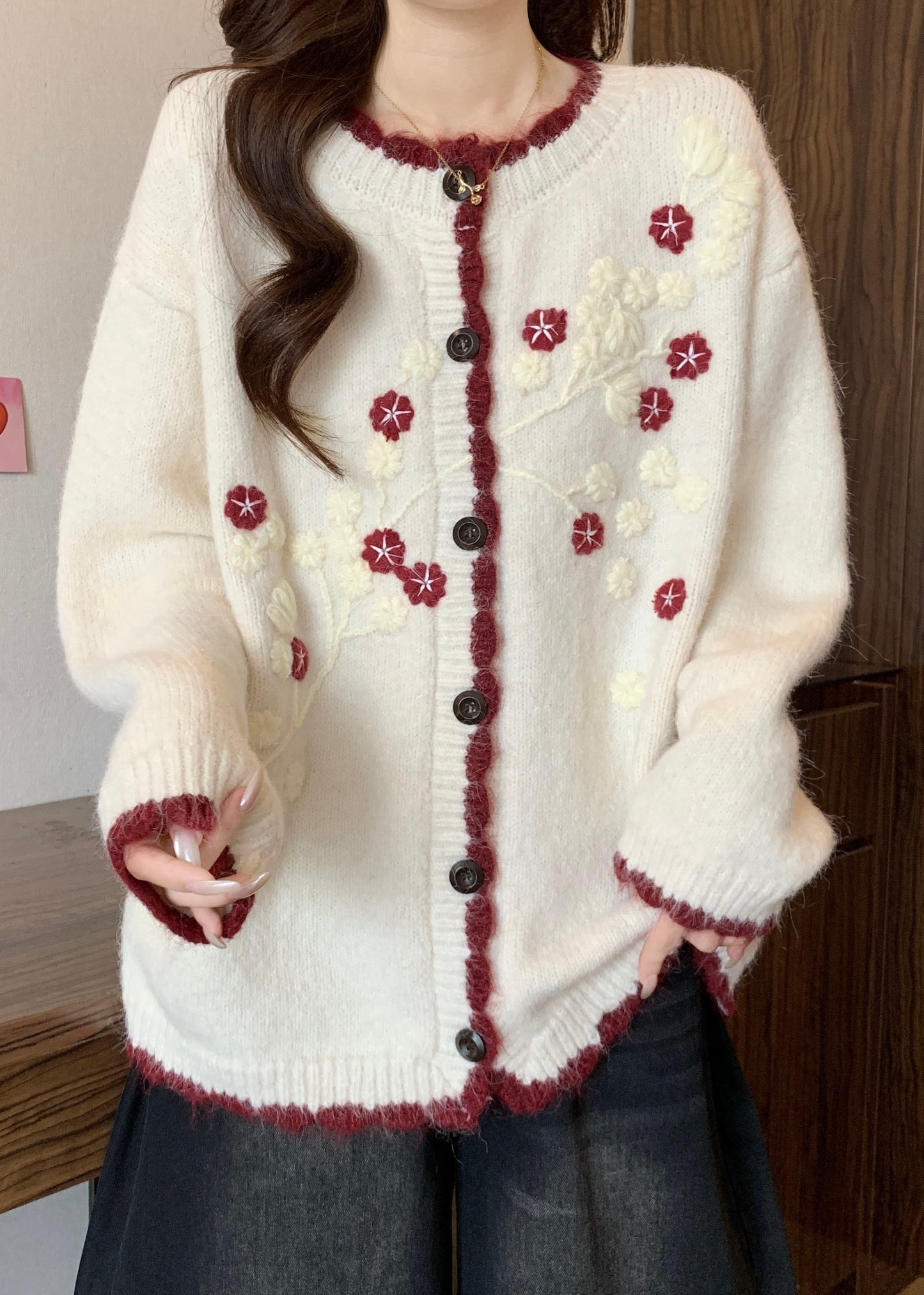 Neue marineblaue Strickjacke mit Stickerei und Knöpfen für den Frühling