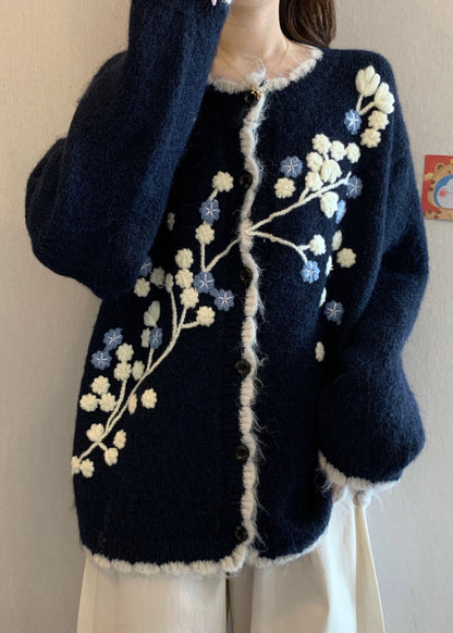 Neue marineblaue Strickjacke mit Stickerei und Knöpfen für den Frühling