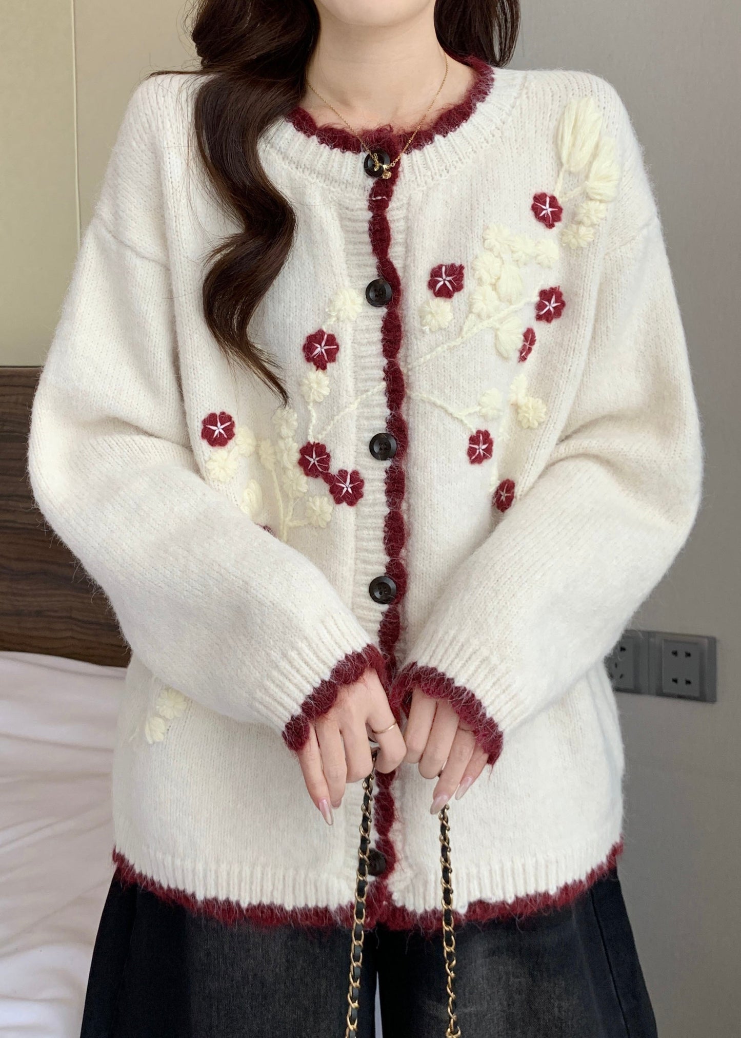 Neue marineblaue Strickjacke mit Stickerei und Knöpfen für den Frühling