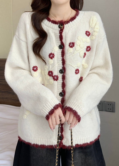 Neue marineblaue Strickjacke mit Stickerei und Knöpfen für den Frühling