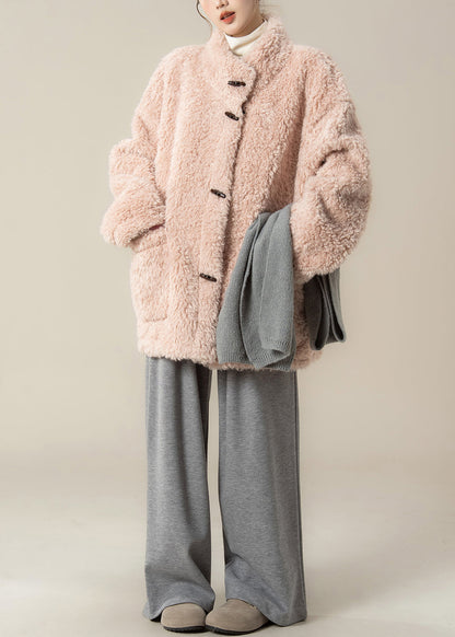 Neues Set aus rosa Kunstpelzmantel und grauer Hose mit weitem Bein für den Winter