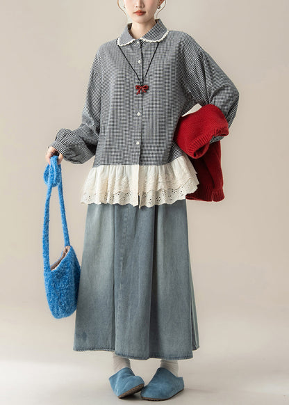 Neues dreiteiliges Set aus roter Strickweste mit Knöpfen und blauen Jeansröcken mit Patchwork-Karohemden für den Frühling