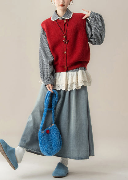 Neues dreiteiliges Set aus roter Strickweste mit Knöpfen und blauen Jeansröcken mit Patchwork-Karohemden für den Frühling