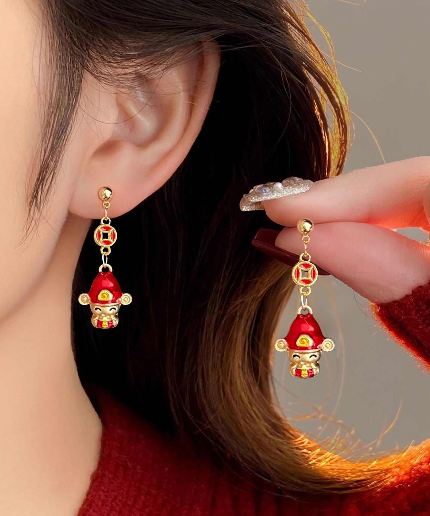 Neue rote Sterlingsilber-Ohrhänger mit vergoldetem Anhänger und dem Motiv „Gott des Reichtums“