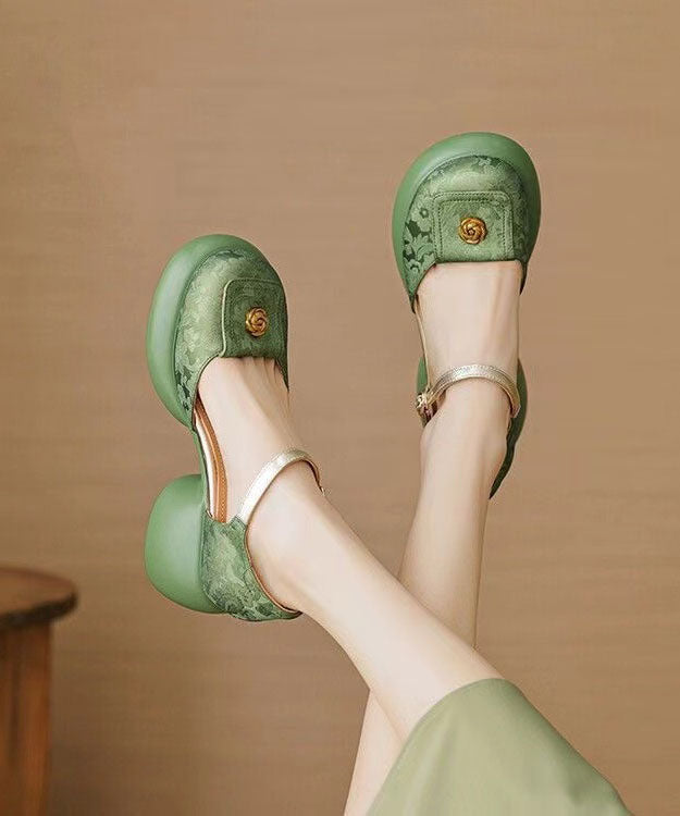 Neue, klobige Sandalen im Retro-Stil mit geprägtem Schnallenriemen in Grün