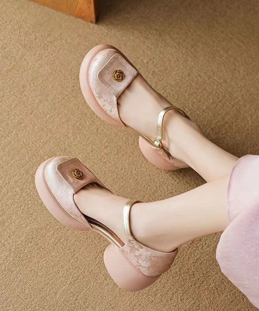 Neue, klobige Sandalen im Retro-Stil mit geprägtem Schnallenriemen in Grün