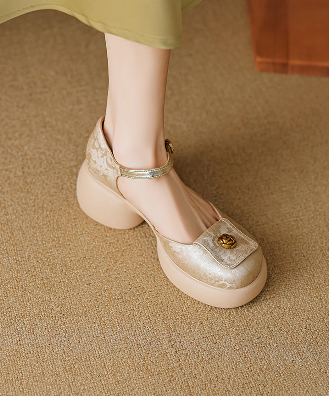 Neue, klobige Sandalen im Retro-Stil mit geprägtem Schnallenriemen in Grün