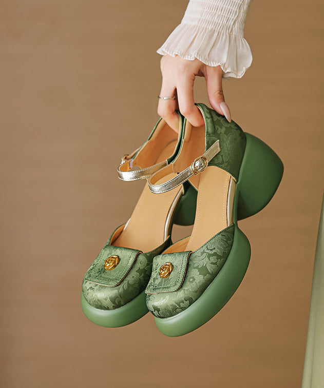 Neue, klobige Sandalen im Retro-Stil mit geprägtem Schnallenriemen in Grün