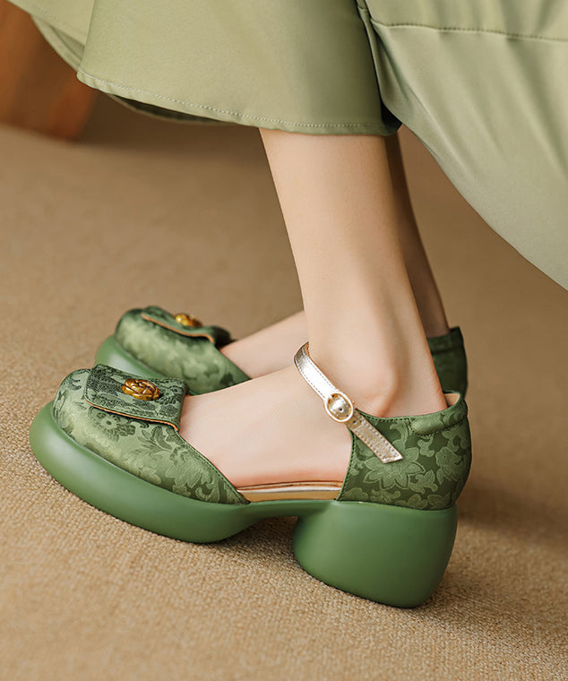 Neue, klobige Sandalen im Retro-Stil mit geprägtem Schnallenriemen in Grün