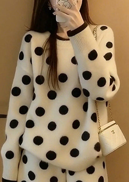 Neues weißes zweiteiliges Strickset mit Rundhalsausschnitt und Punktmuster für den Winter