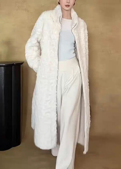Nuevo abrigo largo de invierno de piel afelpada con cuello alto blanco y cremallera en ambos lados.