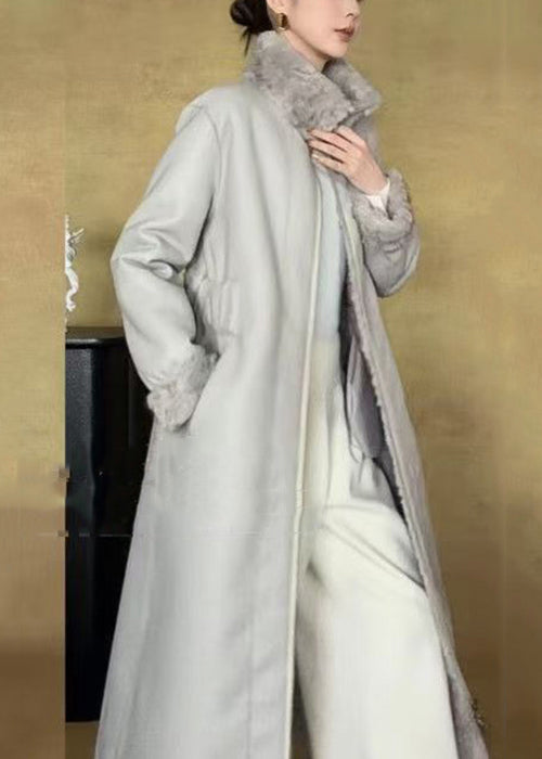 Nuevo abrigo largo de invierno de piel afelpada con cuello alto blanco y cremallera en ambos lados.