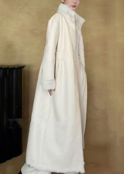 Nuevo abrigo largo de invierno de piel afelpada con cuello alto blanco y cremallera en ambos lados.