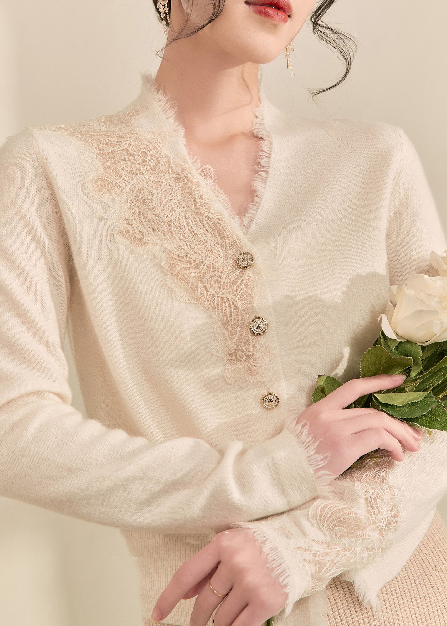 Neue weiße V-Ausschnitt-Strickpullover mit Spitzenquasten und Patchwork-Design für den Winter