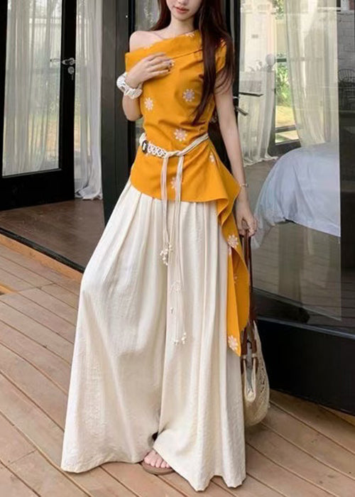 Conjunto de dos piezas de algodón con top amarillo con hombros descubiertos y pantalones beige de pierna ancha para verano