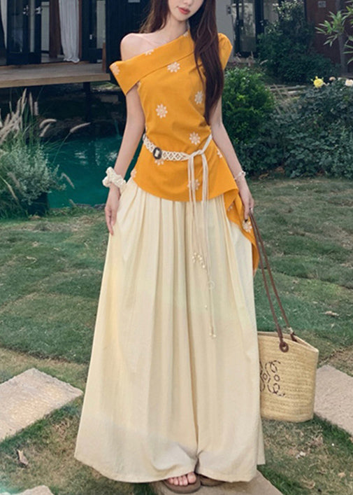 Conjunto de dos piezas de algodón con top amarillo con hombros descubiertos y pantalones beige de pierna ancha para verano