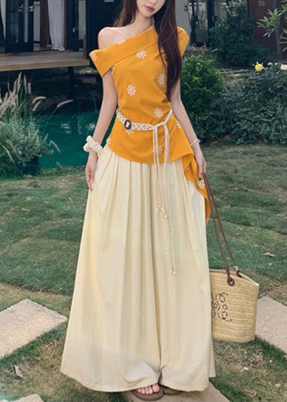 Conjunto de dos piezas de algodón con top amarillo con hombros descubiertos y pantalones beige de pierna ancha para verano