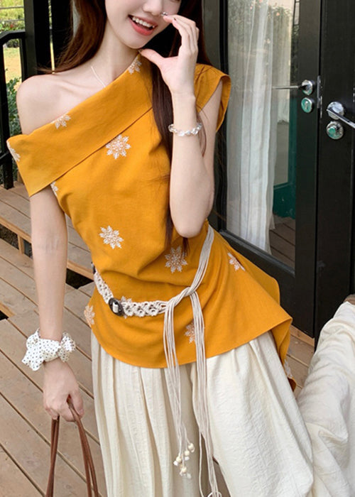 Conjunto de dos piezas de algodón con top amarillo con hombros descubiertos y pantalones beige de pierna ancha para verano